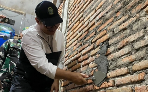 Foto Wali Kota Hasto Wardoyo memberi sentuhan pertama di dinding rumah penerima sasaran. Bukti kepedulian dan kerja sama dalam mewujudkan rumah layak huni. (Foto: Diskominfosan Yogyakarta for Ketik.com)