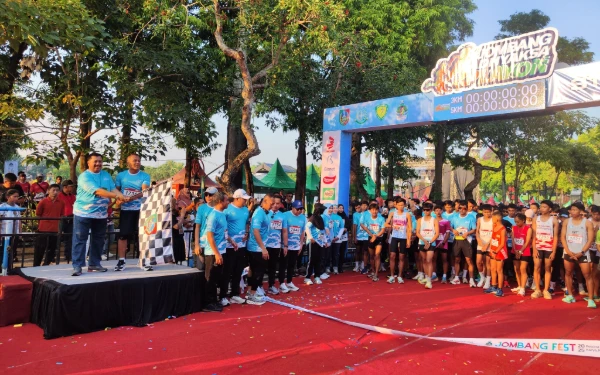 Foto Event Lari Jombang Adhyaksa Playon 2025 berlangsung meriah Minggu pagi di Alun-Alun Jombang, 19 Oktober 2025. (Foto: Pemkab Jombang)