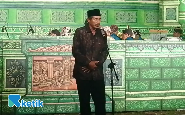 Foto H. Mujiono Kepala Desa Ngrance saat mengawali sambutan pada acara pentas kesenian ketoprak Siswo Budoyo di Desa Ngrance. (Foto : Sugeng/ketik.com)