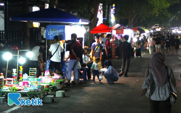 Foto Masyarakat Jombang memadati Jl Wahid Hasyim lokasi Car Free Night, 19 Oktober 2025. (Foto: Rahmat Rifadin/Ketik.com)