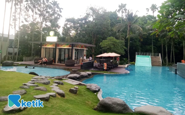 Foto Pemandangan kolam renang anak di HARRIS Hotel & Conventions Malang. (Foto: Aliyah/Ketik)