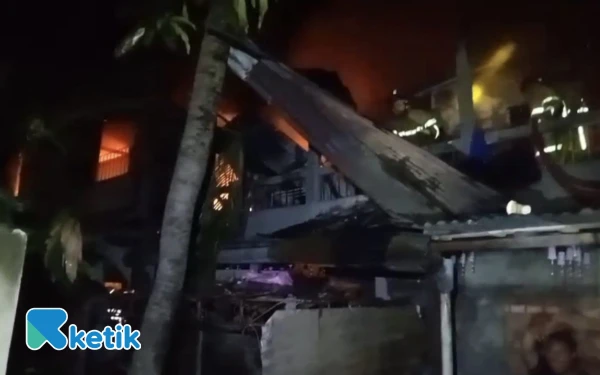 Foto Detik detik saat terjadinya kebakaran  rumah warga yang mengakibatkan dua korban meninggal dunia di lantai 2 rumah. Minggu 19 Oktober 2025 (Foto: Yola/Ketik.com)