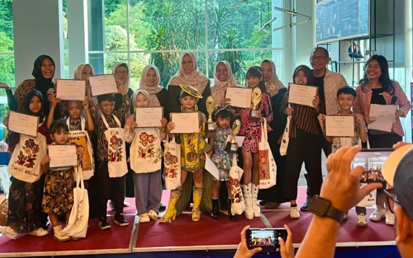 Foto Para pemenang lomba membatik dan fashion. (Foto: SBAS)
