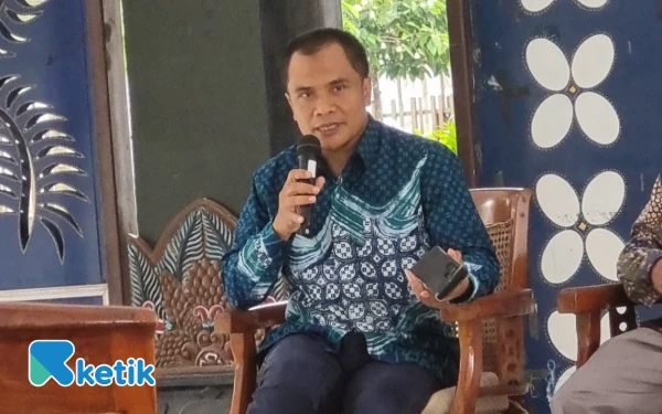 Foto Kepala Dinas Komunikasi dan Informatika (Diskominfo) Sleman, Budi Santoso saat mimpin. Jumpa Pers di Rumah Dinas Bupati Sleman, Senin 20 Oktober 2025.(Foto: Fajar Rianto/Ketik.com)