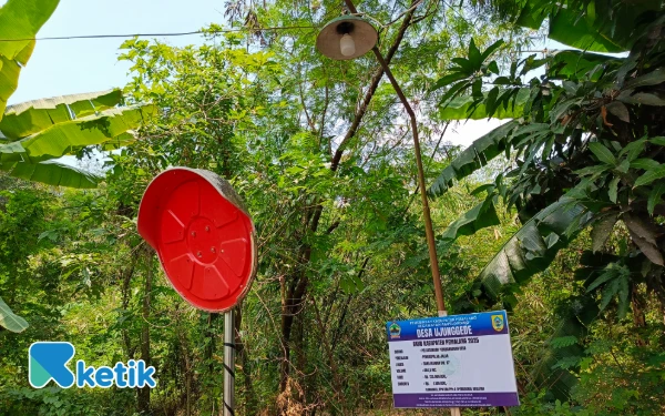 Foto Papan Informasi Proyek diikat bersama tiang listrik, Senin, 20 Oktober 2025 (Foto: Slamet/Ketik)