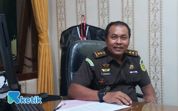 Foto Kepala Seksi Pidana Khusus (Kasi Pidsus) Kejari Yogyakarta, Suherman di ruangannya, Senin malam 20 Oktober 2025. (Foto: Fajar Rianto/Ketik.com)