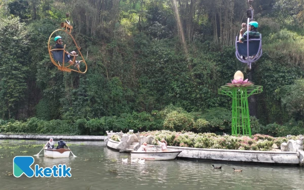 Foto Wisatawan menaiki kano di area danau buatan di Wana Wisata Taman Kemesraan Malang. (Foto: Fisca Tanjung/Ketik.com)