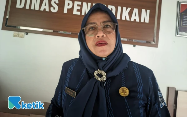 Foto Plt. Kepala Dinas Pendidikan Pacitan, Ririn Enggar Murwati saat menjelaskan baru enam sekolah negeri di Pacitan yang telah menjalin kerja sama dengan angkutan umum untuk siswa, Selasa, 21 Oktober 2025. (Foto: Al Ahmadi/Ketik)
