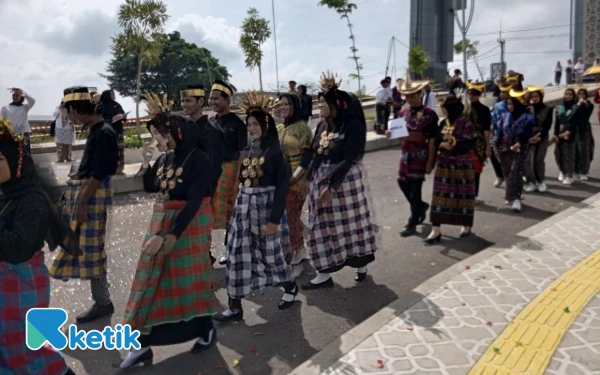 Foto Kemeriahan peserta Kirab Budaya 2025 perdana digelar di Kampus 3 UIN Malang atau Kampus di Atas Awan yang berada di Kota Batu.  (Foto: Alifia Kurnia Putri/Ketik.com)