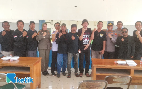 Foto Setelah audiensi para peserta foto bersama pihak Dishub, Aparat, Laskar Pantura dan para undangan lainya. (foto: Sutejo,Rc/Ketik.com)