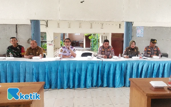 Foto Kepala Dishub Gresik Khusaini (baju putih), saat memimpin audiensi bersama Pafuyuban Laskar Pantura Bersatu. (foto: Sutejo, Rc/Ketik.com)