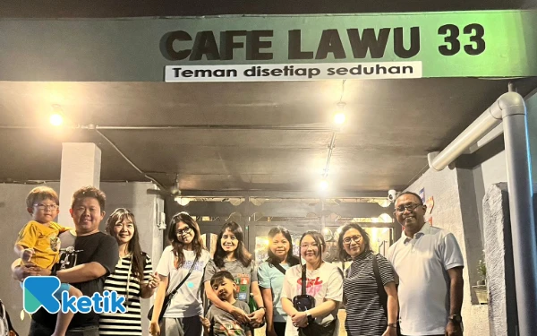 Foto para pengunjung di cafe lawu33 (foto : sholahudin/ ketik.com)
