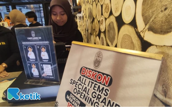 Foto Papan penunjuk bahasa isyarat untuk pemesanan di Cafe Lawu33 (Foto: Sholahudin/Ketik.com)
