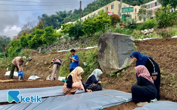 Foto Visi modernisasi pesantren yang diusung oleh KH Agung Rimawan (Gus Agung) di Ponpes Nurul Huda diwujudkan melalui aksi nyata santri. Tidak hanya mengaji, para santri milenial aktif menjadi kader pertanian masa depan, membudidayakan komoditas unggulan di lereng Gunung Andong. (Foto: PP Nurul Huda for Ketik.com)