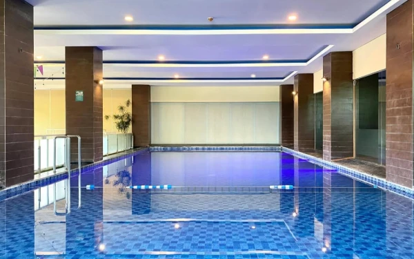 Foto View kolam renang indoor di Hotel THE 1O1 Malang OJ. (Foto: Dok. Hotel THE 1O1 Malang OJ)