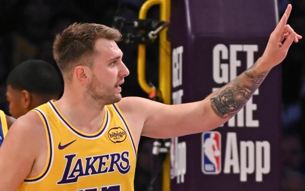 Foto Luka Dončić yang memberikan instruksi kepada wasit dan tim ( website : ESPN)