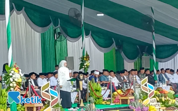 Foto Gubernur Khofifah Indar Parawansa ketika Apel Hari Santri Nasional di Ponpes An Nur 2 Malang. (Foto: Binar Gumilang/Ketik. com)