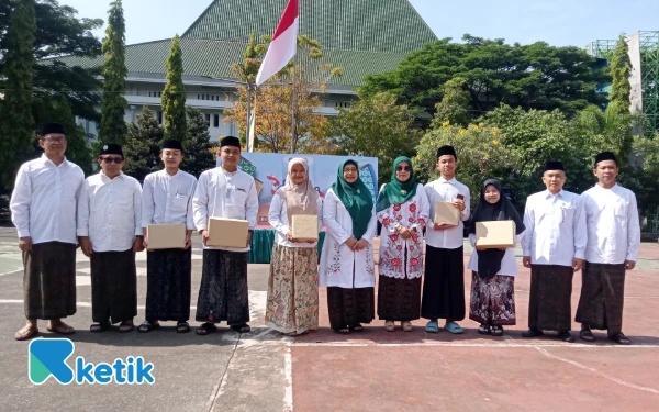 Foto Rektor UIN Maulana Malik Ibrahim Malang memberikan hadiah kepada Mahasantri berprestasi. (Foto: Aliyah/Ketik)