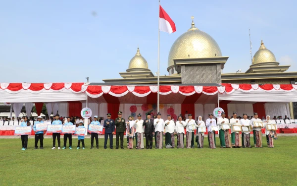 Foto Upacara peringatan Hari Jadi ke-115 Pemerintah Kabupaten Jombang, Hari Jadi ke-80 Provinsi Jawa Timur, dan Hari Santri Nasional Tahun 2025 di Lapangan Pemerintah Kabupaten Jombang pada 21 Oktober 2025. (Foto: Humas Pemkab Jombang)
