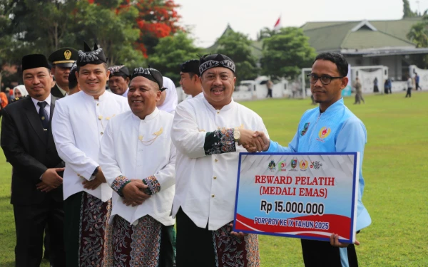 Foto Atlet Jombang menerima secara simbolis bonus prestasi Porprov Jatim IX tahun 2025 dari Bupati Warsubi pada upacara peringatan Hari Jadi ke-115 Pemkab Jombang, Hari Jadi ke-80 Pemerintah Provinsi Jawa Timur, dan Hari Santri tahun 2025, di lapangan Pemkab Jombang pada Selasa (21/10/2025). (Foto: Humas Pemkab Jombang)