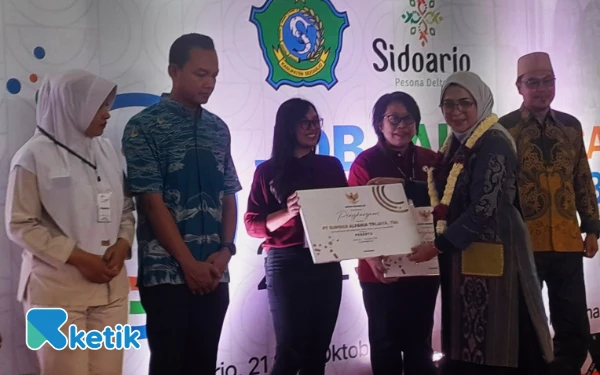 Foto Kepala Disnaker Sidoarjo Ainun Amalia menyerahkan penghargaan kepada peserta Job Fair Inklusif di GOR Sidoarjo pada 21 dan 22 Oktober 2025. (Foto: Istimewa)