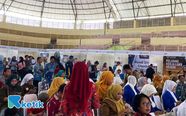 Foto Suasana pelaksanaan Job Fair Inklusif Hybrid yang ramai didatangi para pelamar disabilitas di GOR Sidoarjo. (Foto Istimewa)