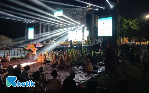 Foto Masyarakat Jombang mulai memadati Alun-Alun untuk mengikuti acara Jombang Bersholawat bersama Gus Kautsar, 22 Oktober 2025. (Foto: Rahmat Rifadin/Ketik.com)
