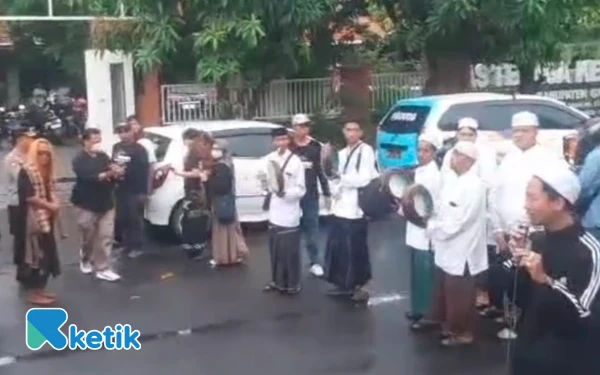 Foto Sebelum memasuki halaman DIsnaker Gresik Genpatra melantunkan sholawatan sepanjang perjalanan. (Foto : Arie for Ketik.com)