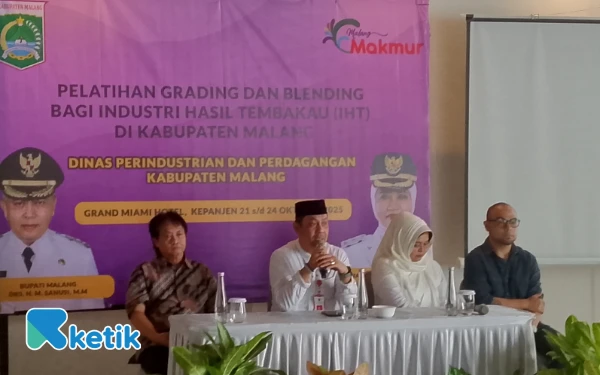 Foto Kepala Disperindag Kabupaten Malang M Nur Fuad Fauzi ketika memberikan arahan saat pelatihan Grading dan Blending. (Foto: Binar Gumilang/Ketik.com)