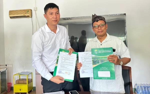 Foto Kepala Sekolah Menengah Kejuruan Sunnatunnur Senori Tuban, Ahmad Zainul Asyhar, S.PD.,M.PD saat MoU dengan bersama Director off Foday Automobile. Co. Ltd. Mr. Lin Weiming di kota Industri Guangdong, China, 23 Oktober 2025 (Ahmad Istihar/Ketik.com)