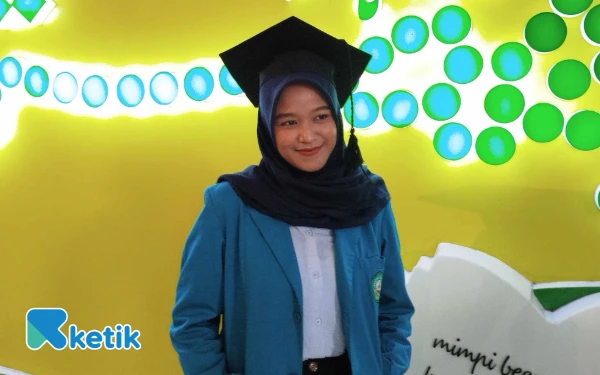 Foto Badiatul Azizah salah satu mahasiswa wisudawan terbaik Unisma periode 77 (Foto : Aris / ketik.com)