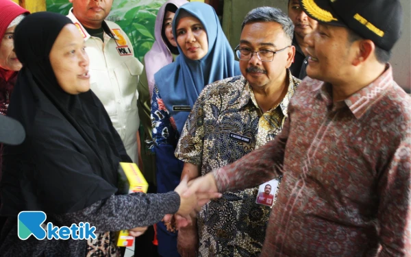 Foto Bupati Subandi menyalami Mujiana, memberikan semangat dan harapan untuk dapat tinggal di tempat yang lebih layak. (Foto: Fathur Roziq/Ketik.com)