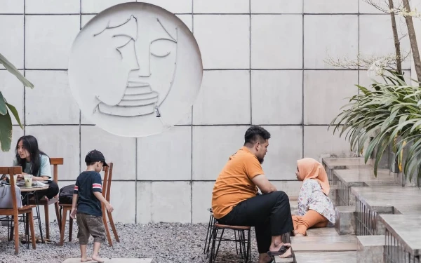 Foto Pemandangan interior AADK Coffee and Eatery yang modern. (Foto: Dok. AADK Coffee and Eatery)