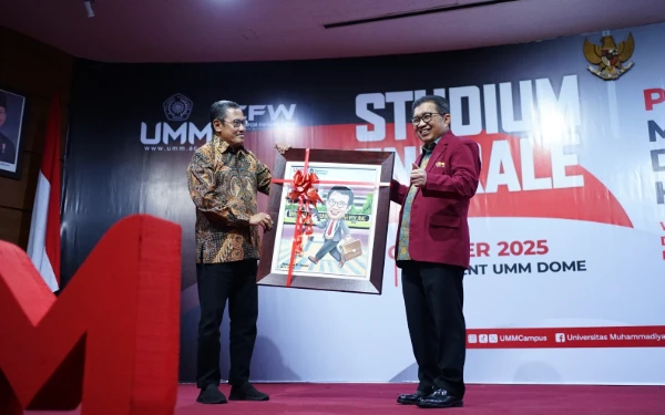 Foto Rektor UMM memberikan cenderamata ke Wakil Ketua Dewas Danantara (Foto : Aris / ketik.com)