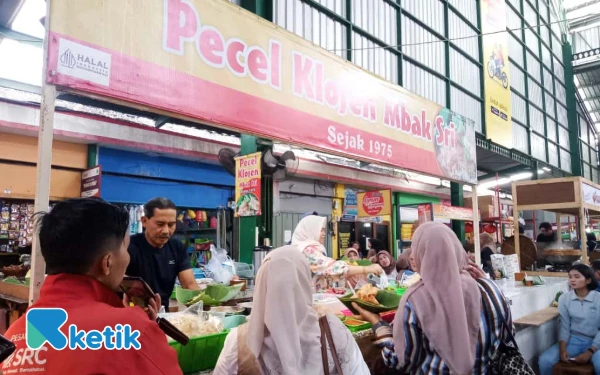 Foto Pemandangan antrian Pecel Klojen Mbak Sri di pagi hari. (Foto: Aliyah/Ketik)