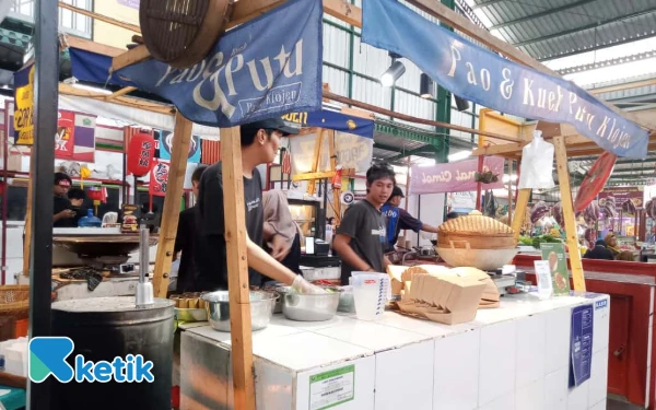 Foto View stand Pao & Kueh Putu Klojen di pagi hari. (Foto: Aliyah/Ketik)