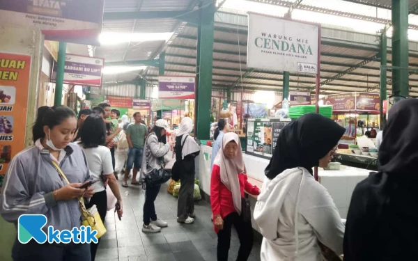 Foto View antrian Warung Mie Cendana di Pasar Klojen Malang. (Foto: Aliyah/Ketik)