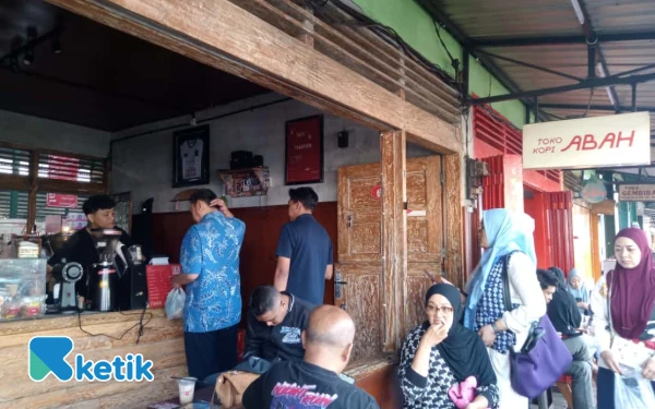 Foto View Toko Kopi Abah yang ramai di Pasar Klojen Malang pada pagi hari. (Foto: Aliyah/Ketik)