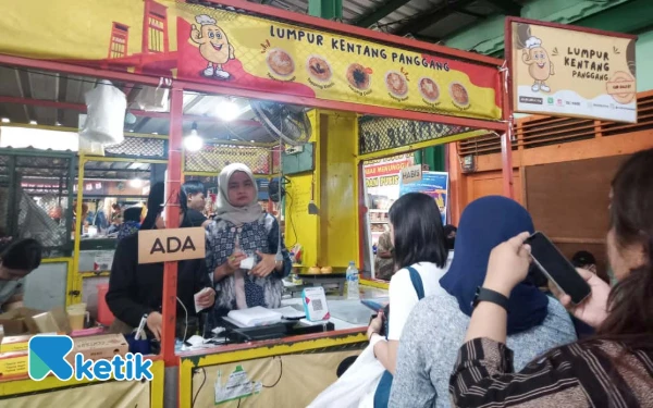 Foto View pembeli Lumpur Kentang Panggang di Pasar Klojen Malang. (Foto: Aliyah/Ketik)