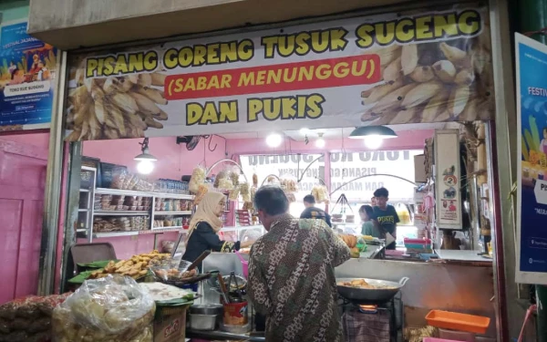 Foto Pemandangan Pak Sugeng sedang menggoreng Pisang Goreng Tusuk di Pasar Klojen Malang. (Foto: Aliyah/Ketik)