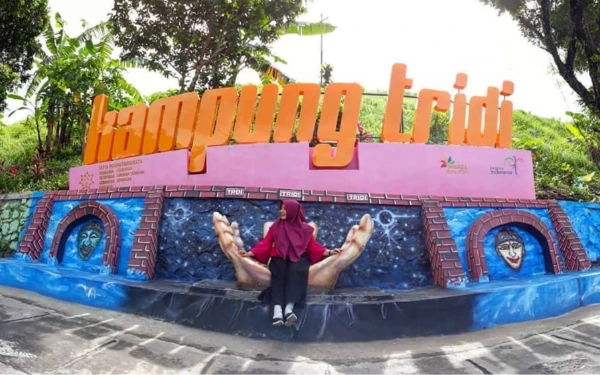 Foto View pengunjung sedang berfoto di spot Kampung Tridi Malang. (Foto: Dok. Kampung Tridi Malang)