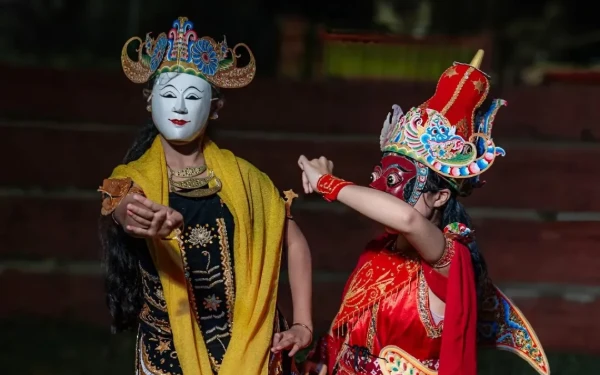 Foto Pertunjukan Tari Topeng khas Malang di Kampung Budaya Polowijen. (Foto: Dok. Kampung Budaya Polowijen)