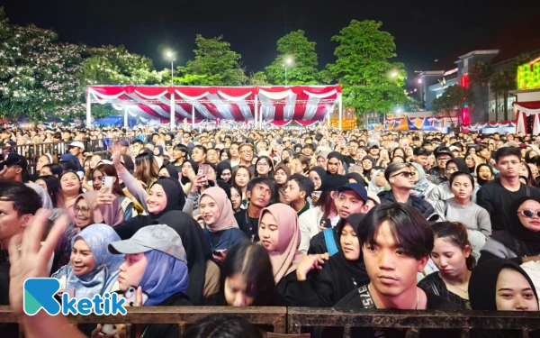 Foto Penonton antusias menyaksikan Harmoni Musik Malam Puncak HUT ke 24 Kota Batu di halaman Balaikota Among Tani, Jumat 25 Oktober 2025 malam. (Foto: Sholeh/Ketik.com)
