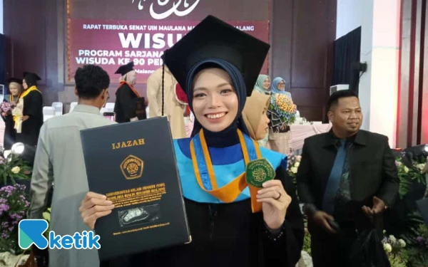 Foto Zafira Putri Novitasari merasa senang sebagai wisudawan terbaik pada momen Wisuda Universitas Islam Negeri Maulana Malik Ibrahim Malang Periode VI.  (Foto: Aliyah/Ketik)