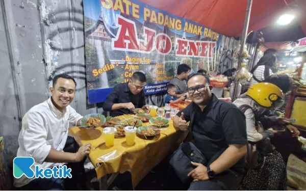 Foto Banyak pengunjung yang antri untuk menikmati Sate Padang Ajo Enek Palmera Jakarta Barat. (Foto: Aliyah/Ketik.com)