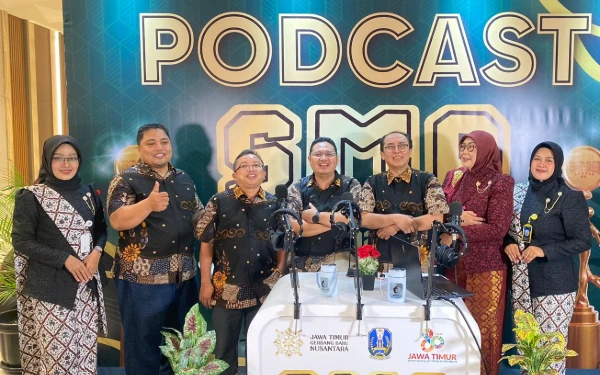 Foto Tim Program SMA Double Track yang diketuai M Zainul Asrori (tiga dari kanan) bersama Arya, Fajar Baskoro dan Hozairi hadir di Podcast SMAN 1 Soko. (Foto: Happy Kuntum for Ketik.com)