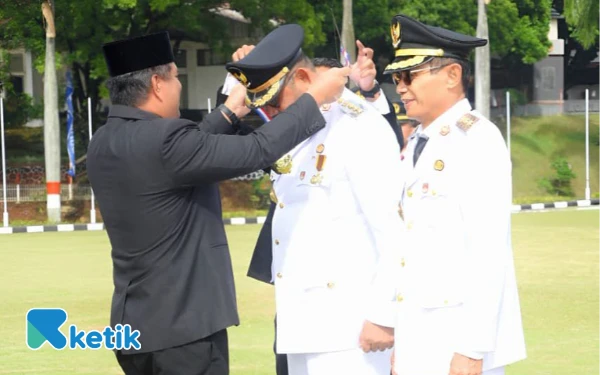 Foto Bassam Kasuba diangerahi lencana kartika pamong praja muda oleh Hailul Khairi (Foto: Zai For Ketik.com)