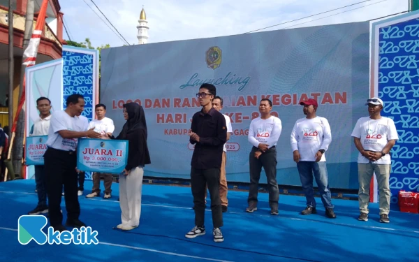 Foto Terlihat Wakil Bupati H. Ahmad Baharudin memberikan hadiah secara simbolis kepada juara ke 2 dalam sayembara Logo Hari Jadi. (Foto : Sugeng/ketik.com)