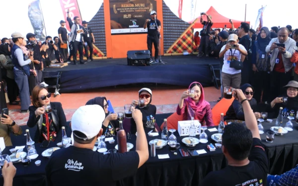 Foto Minum Kopi oleh peserta terbanyak di Bulukumba yang berhasil memecahkan Rekor MURI (Foto: Dok. Panitia)