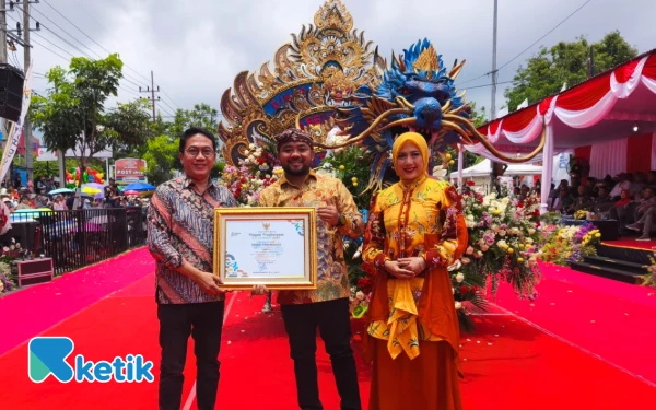 Foto Wakil Wali Kota Batu Heli Suyanto bersama Kepala Dinas Pariwisata, Onny Ardianto saat penyerahan penghargaan kontingen dalam Batu Art Flower Carnival, Minggu 26 Oktober 2025. (Foto: Sholeh/Ketik.com)